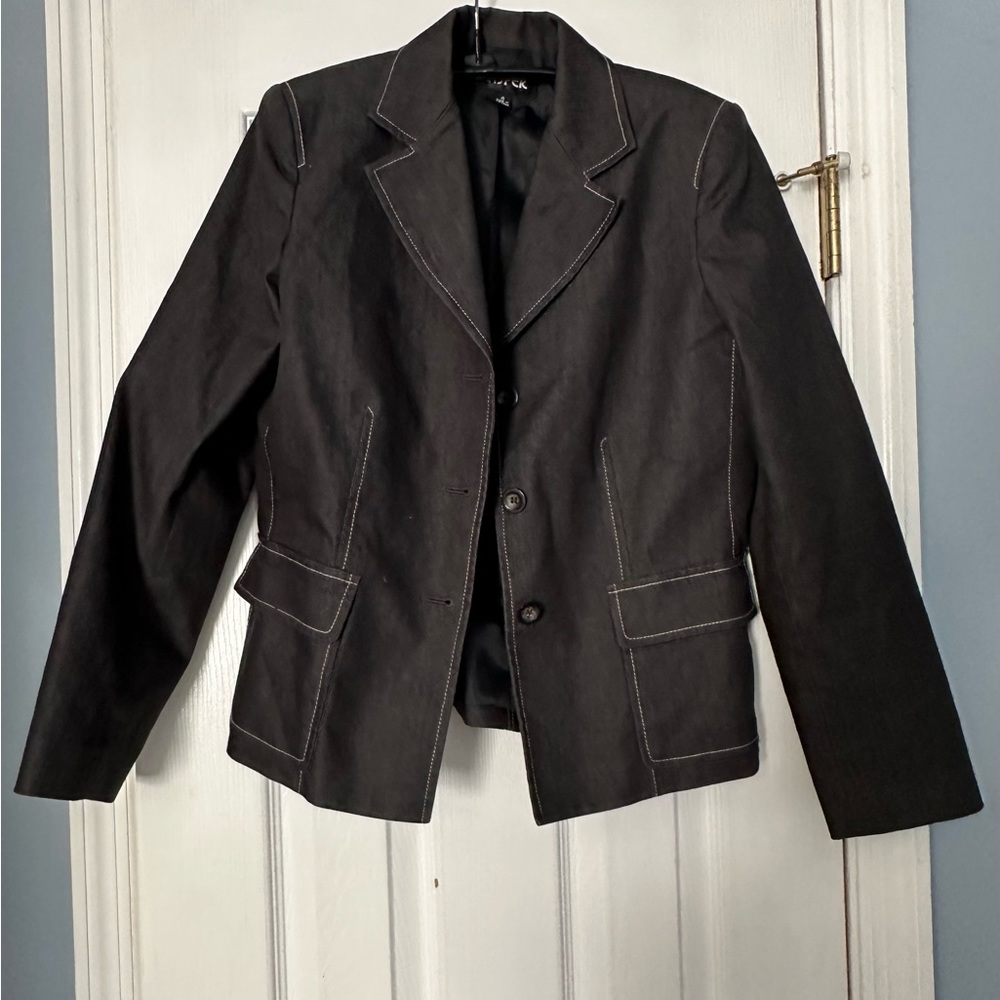 Kasper long sleeve ladies blazer has shoulder pads is a size 4.